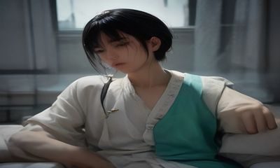 家庭场景中的中年父亲与孩子在餐桌旁交流，温馨自然，体现老男人在家庭中的角色与情感